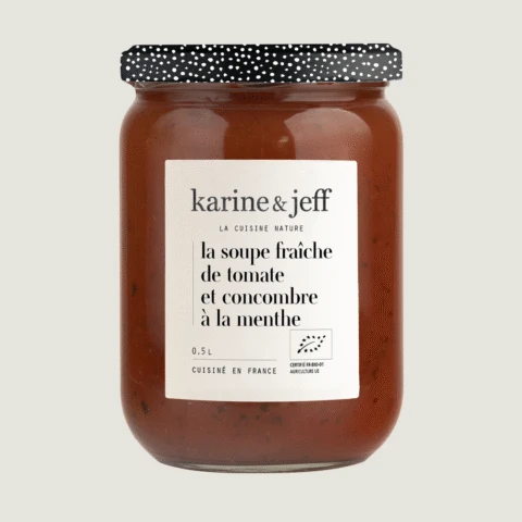 La soupe fraîche de tomate et concombre à la menthe